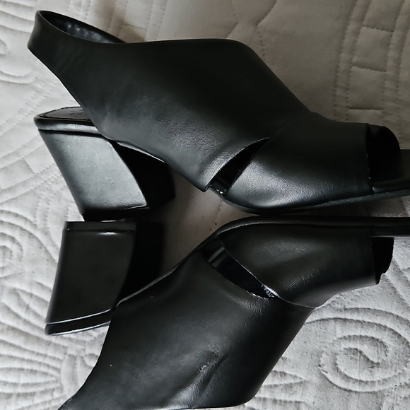 B. O.C. New Black Sandals Minimalist Design - Picture 2 of 5